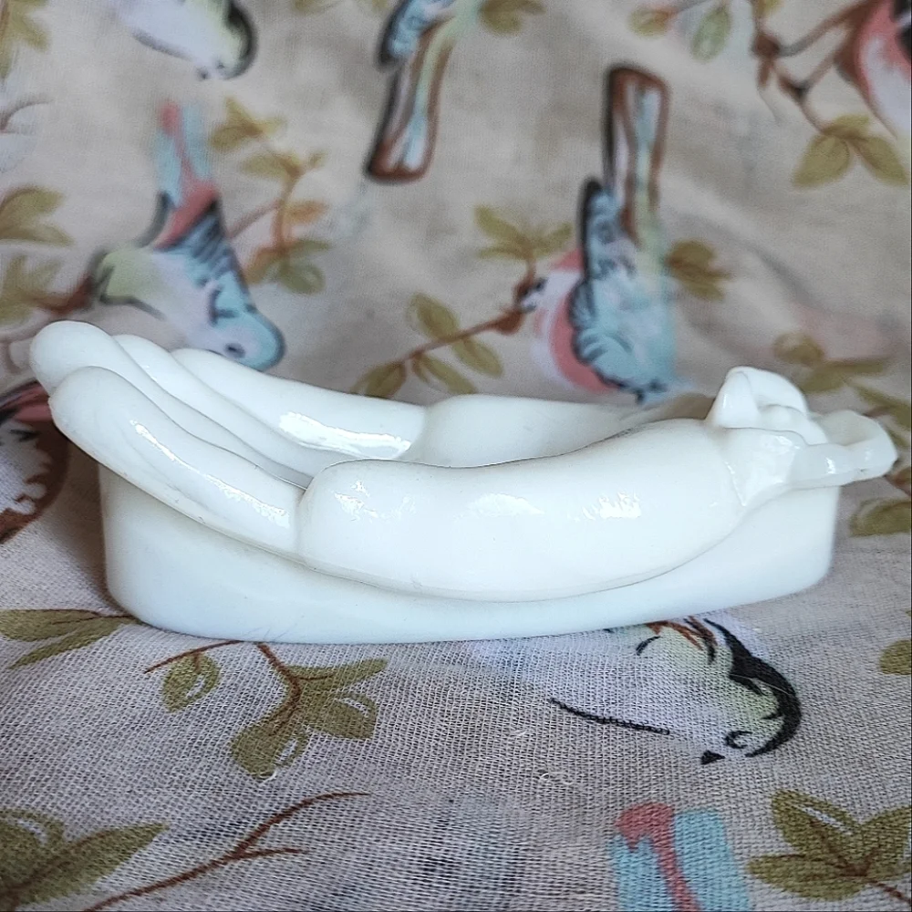 Avon? White Milk Glass Open Single Hand Fingers Trinket Soap Dish Floral Leaves